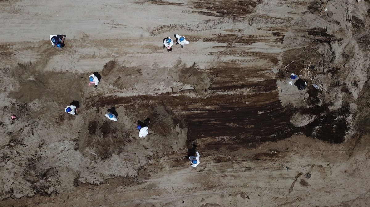 Fotky ukazují ničivé důsledky tsunami: Na pobřeží Peru bojují s únikem ropy